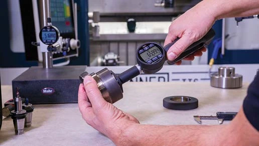Misura di un foro con micrometro interno Mahr in officina